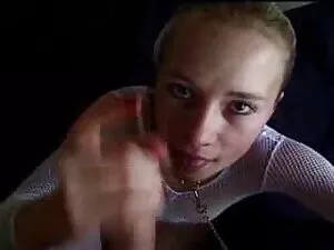 Lily abre videos por ...
